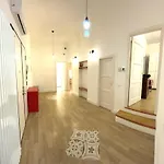 White House Homestay *