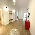 Homestay White House *